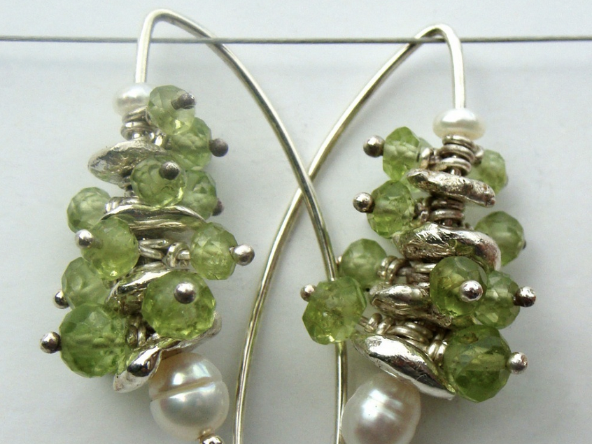 Fleur Kerry-Wiseman - Silver, peridot and white fresh water pearl drop earrings