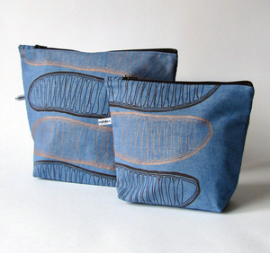 Small Wash-bag in Linear Pods design